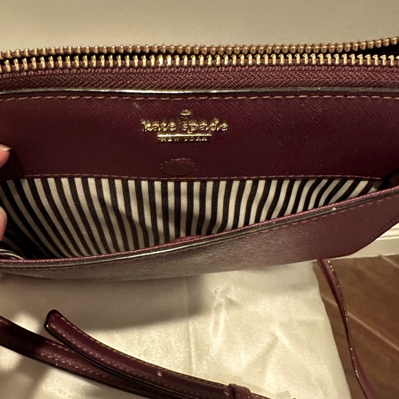 Kate Spade crossbody small purse with strap. Lightly used great condition - Picture 3 of 4